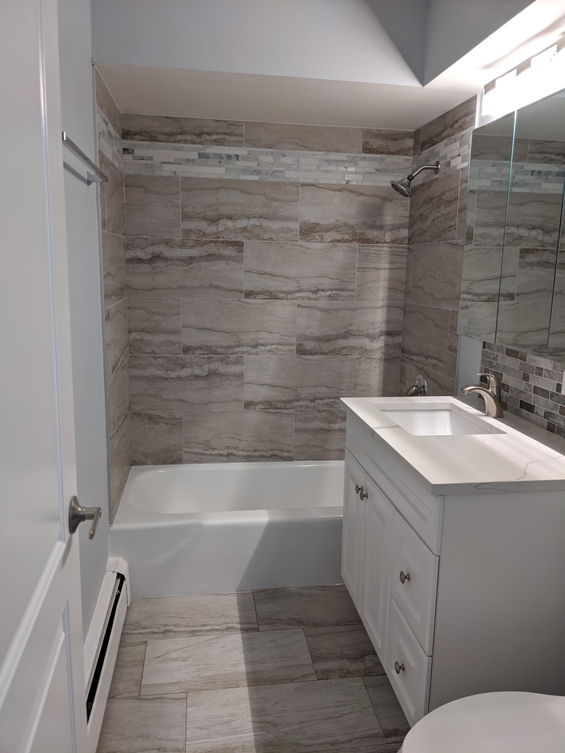 10440 South Ridgeland Avenue, Unit 5 Chicago Ridge, IL 60415 - Photo 20 of 27 a bathroom with a bathtub and a sink
