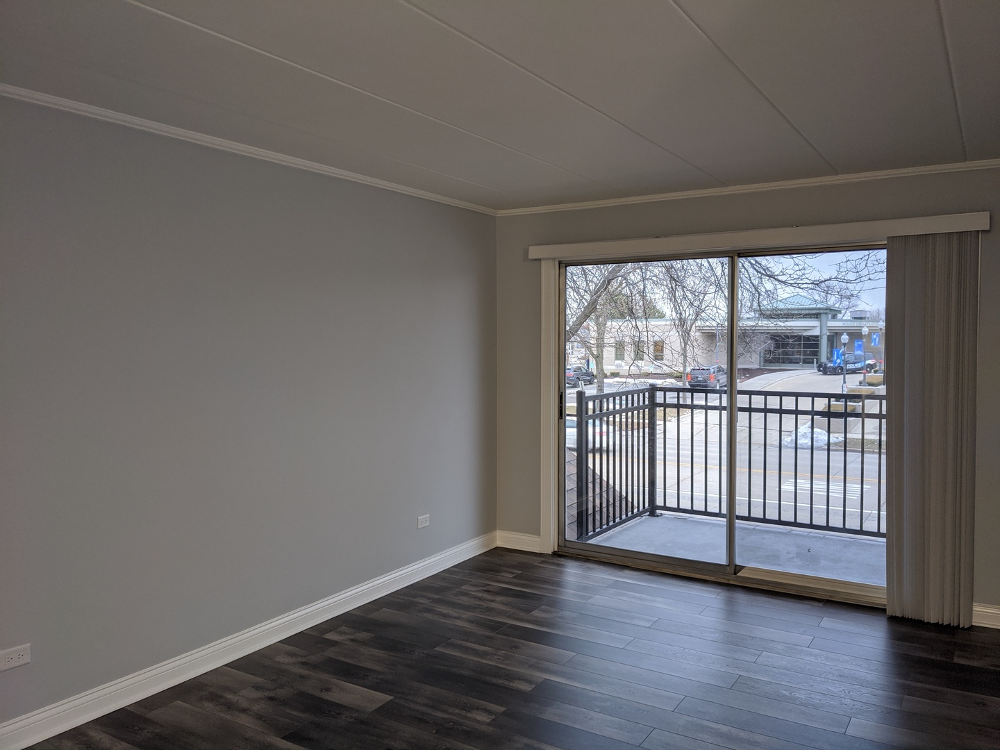 10440 South Ridgeland Avenue, Unit 5 Chicago Ridge, IL 60415 - Photo 4 of 27 an empty room with wooden floor and windows