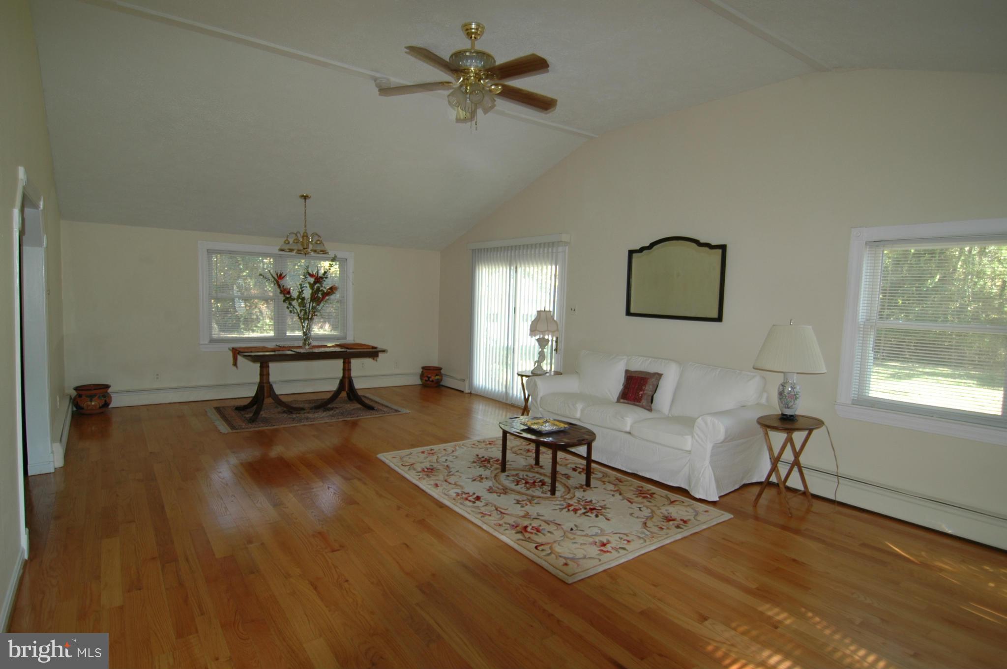 1076 Bay Ridge Road Annapolis, MD 21403 - Photo 14 of 21 Living Room