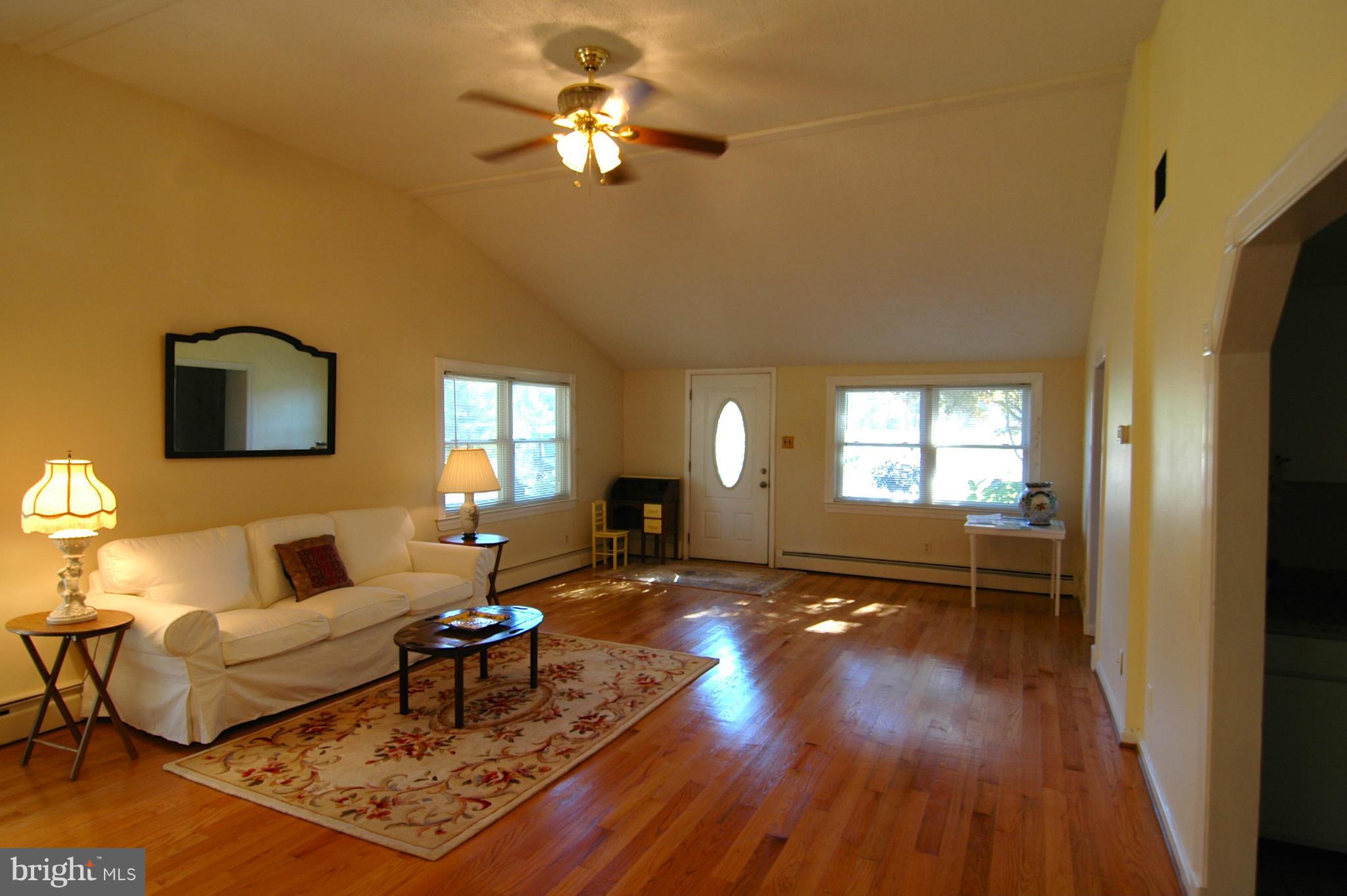 1076 Bay Ridge Road Annapolis, MD 21403 - Photo 8 of 21 Living Room