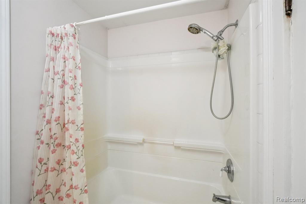 9551 Ellis Road Clarkston, MI 48348 - Photo 27 of 48