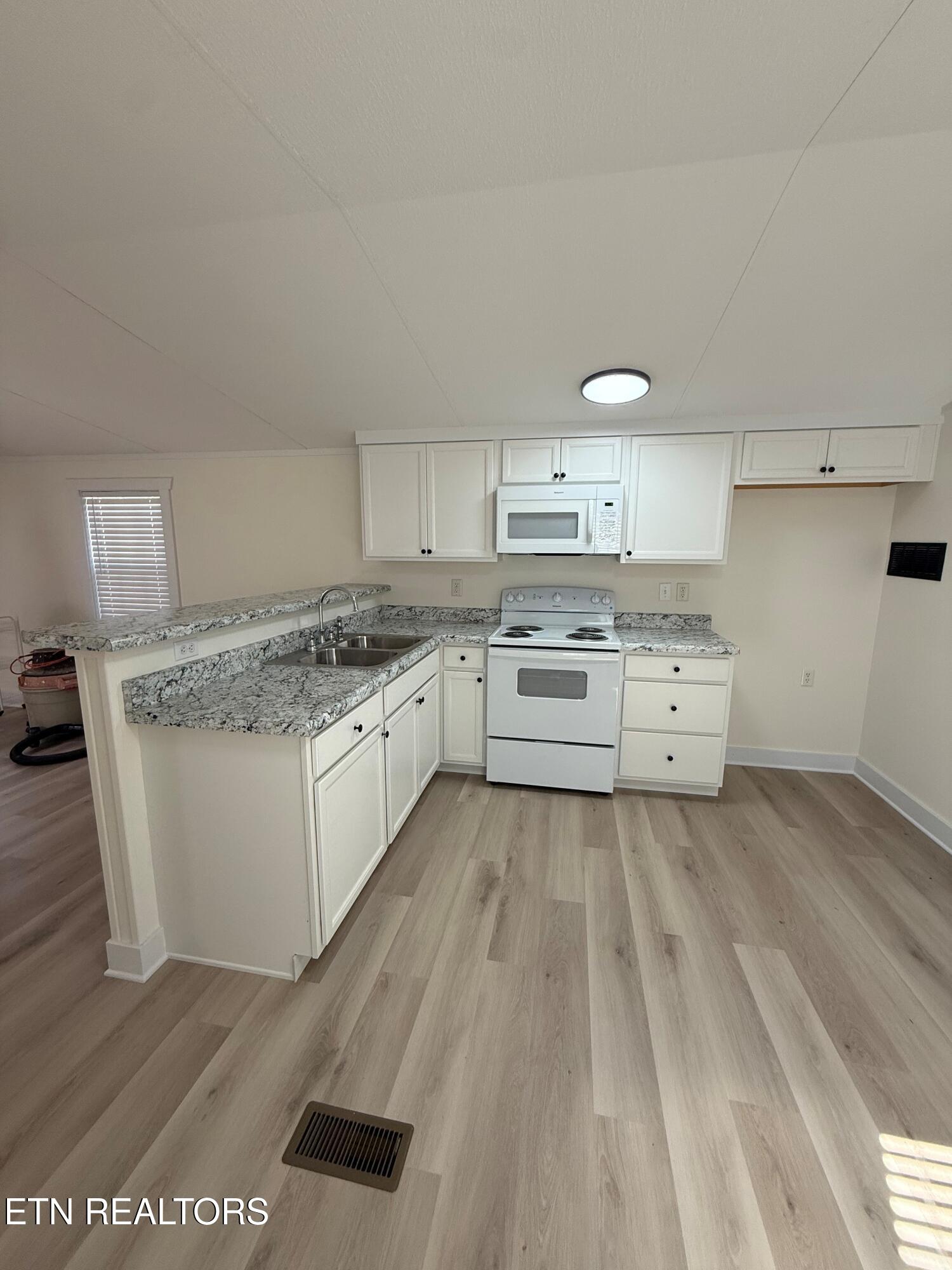9544 Raccoon Woods Road Heiskell, TN 37754 - Photo 7 of 19 Kitchen
