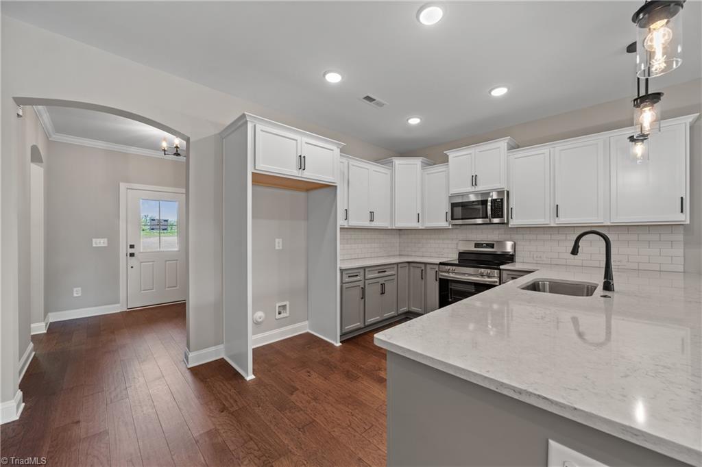 4760 Skylark Road Pfafftown, NC 27040 - Photo 8 of 41 Gallery Image 8