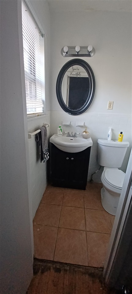 2920 Invergarry Road Memphis, TN 38128 - Photo 5 of 18 a room with a sink and window