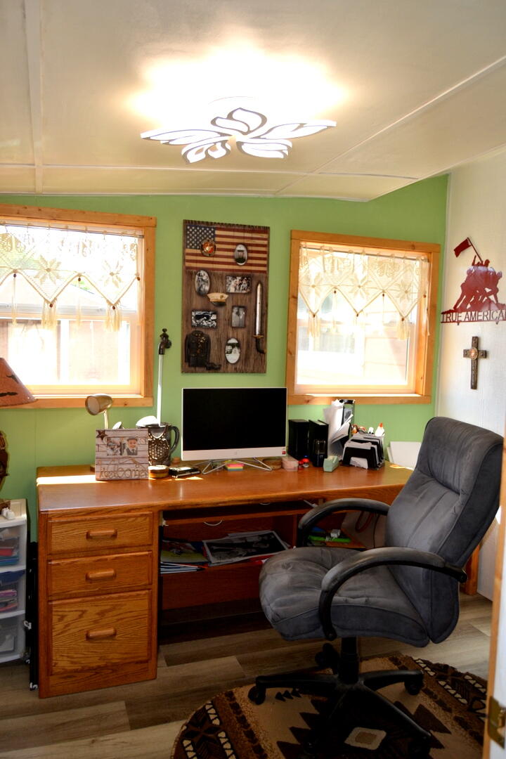 2821 South River Road Grants Pass, OR 97527 - Photo 17 of 51 Office off of the family room