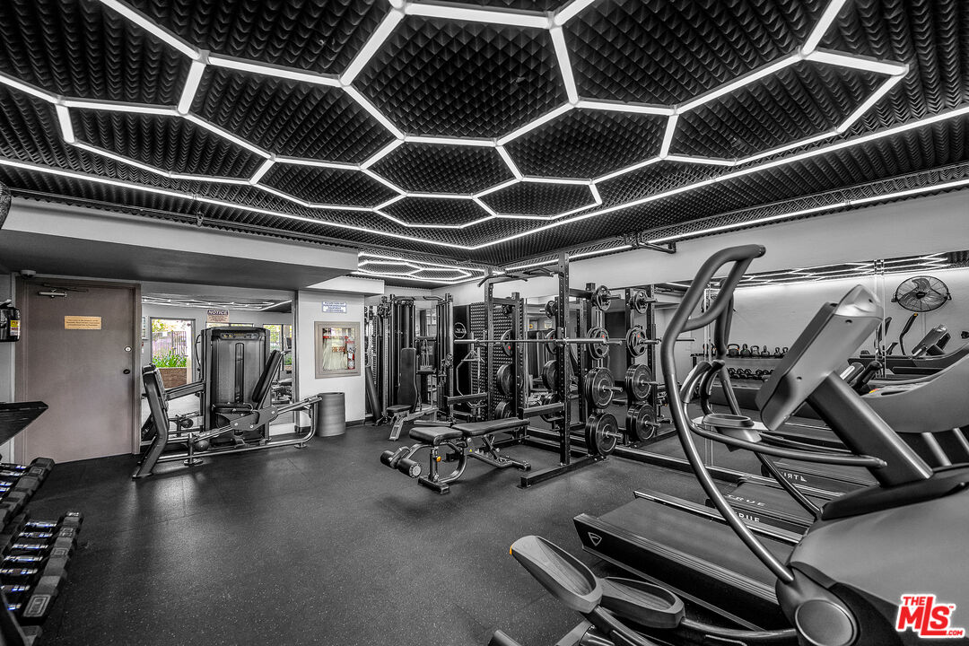 8162 Manitoba Street, Unit 202 Playa del Rey, CA 90293 - Photo 28 of 34 a view of a room with gym equipment