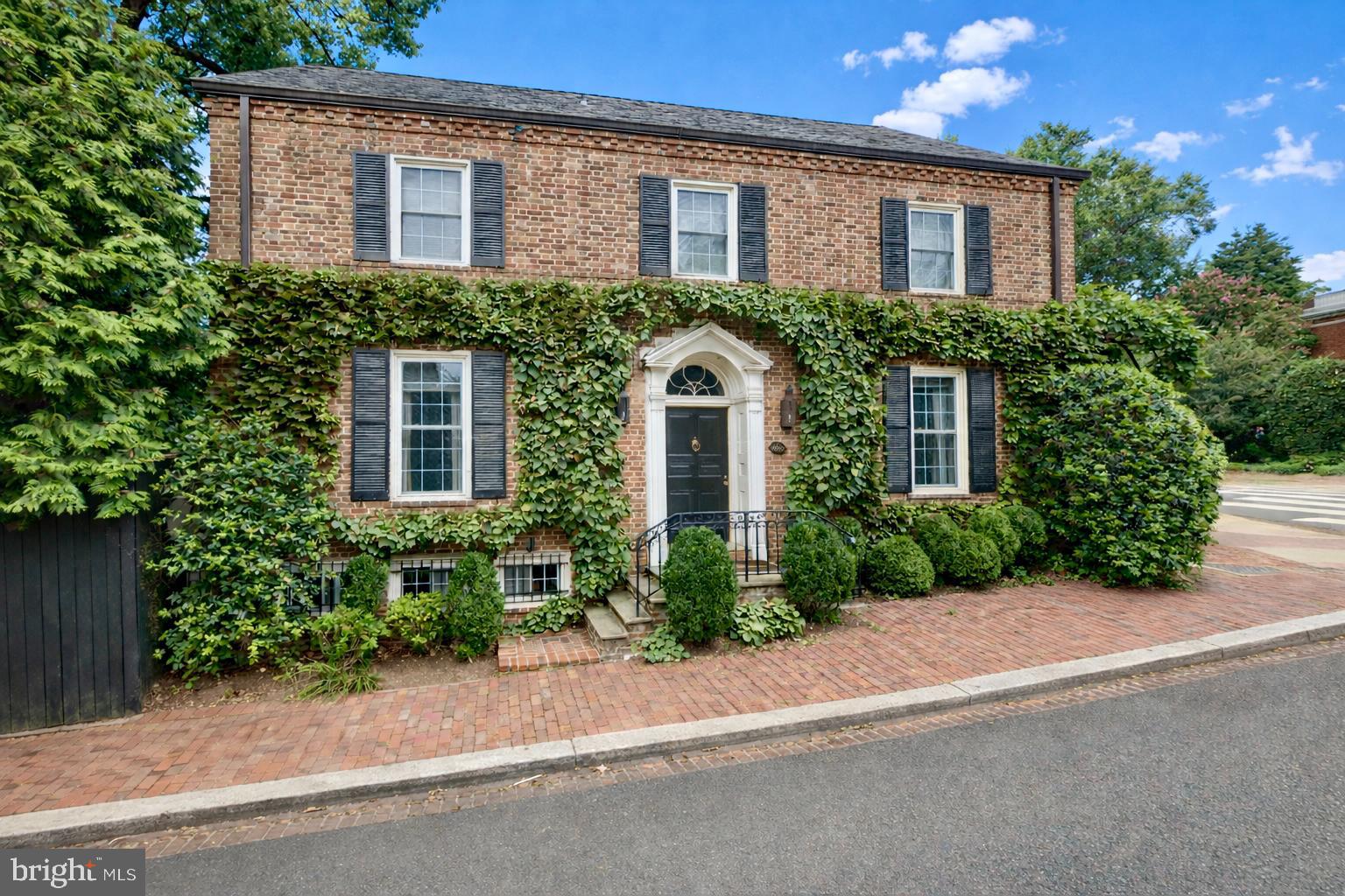 1698 32nd Street Northwest Washington, DC 20007 - Photo 1 of 29 front view of a house