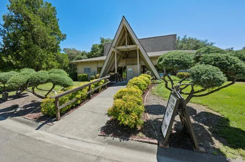 $825,000 | 215 Hemlock Drive, Healdsburg, CA 95448