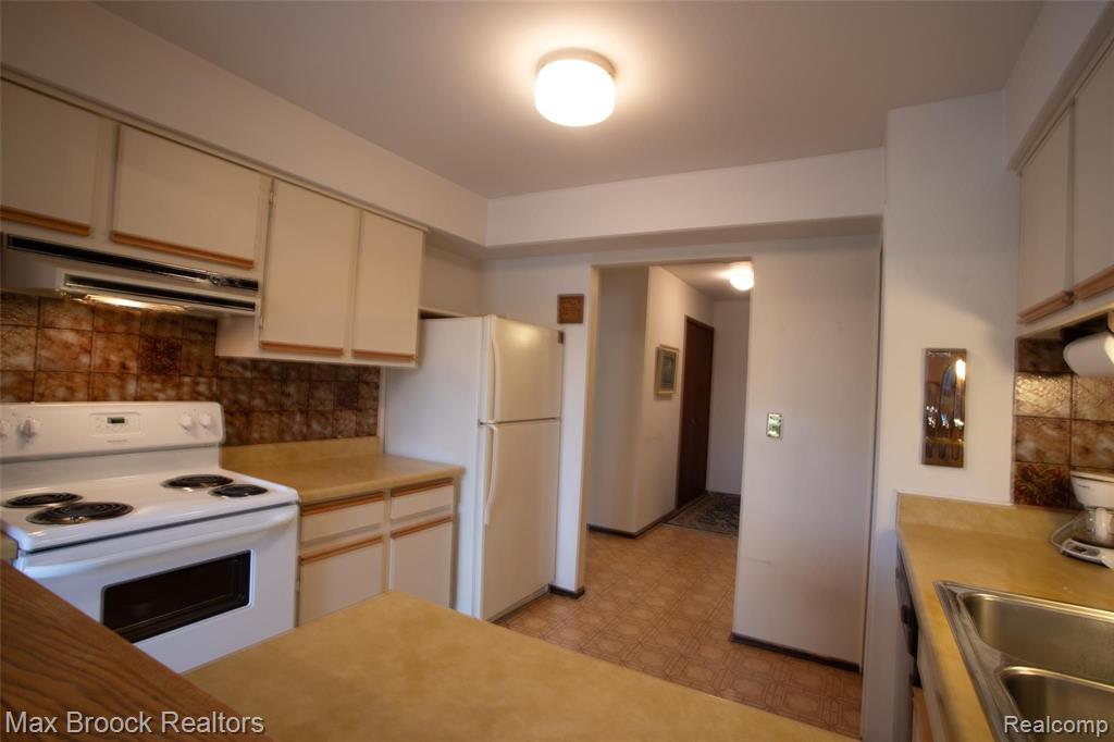1695 Riverside Drive, Unit 12 Rochester Hills, MI 48309 - Photo 11 of 29