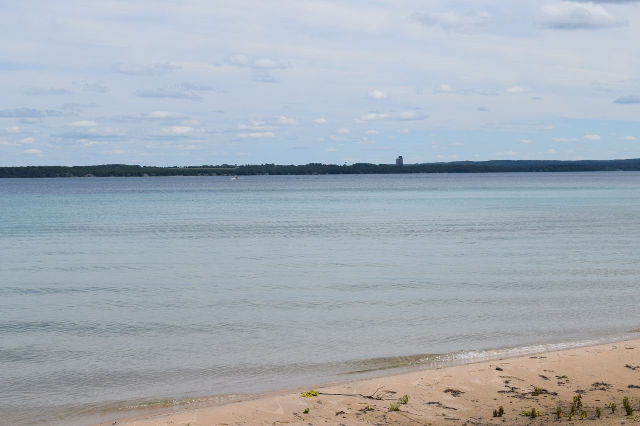7600 East Shore Road Traverse City, MI 49686 - Photo 5 of 11 1835354-4.JPG