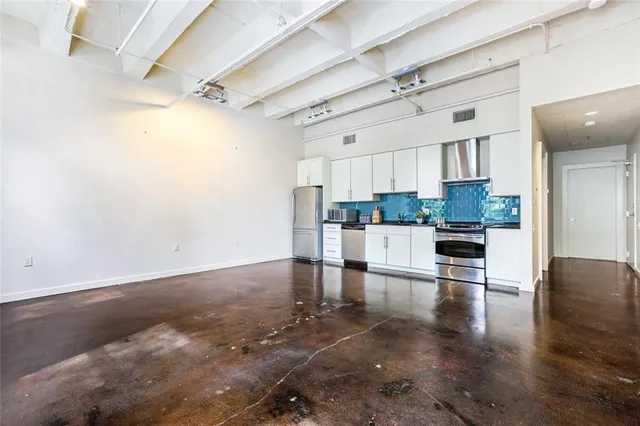 $1,800 | 835 Julia Street, Unit 2, New Orleans, LA 70113