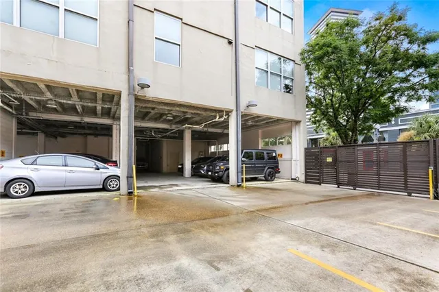 $1,800 | 835 Julia Street, Unit 2, New Orleans, LA 70113