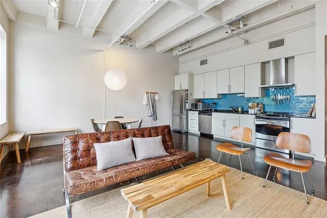 $1,800 | 835 Julia Street, Unit 2, New Orleans, LA 70113