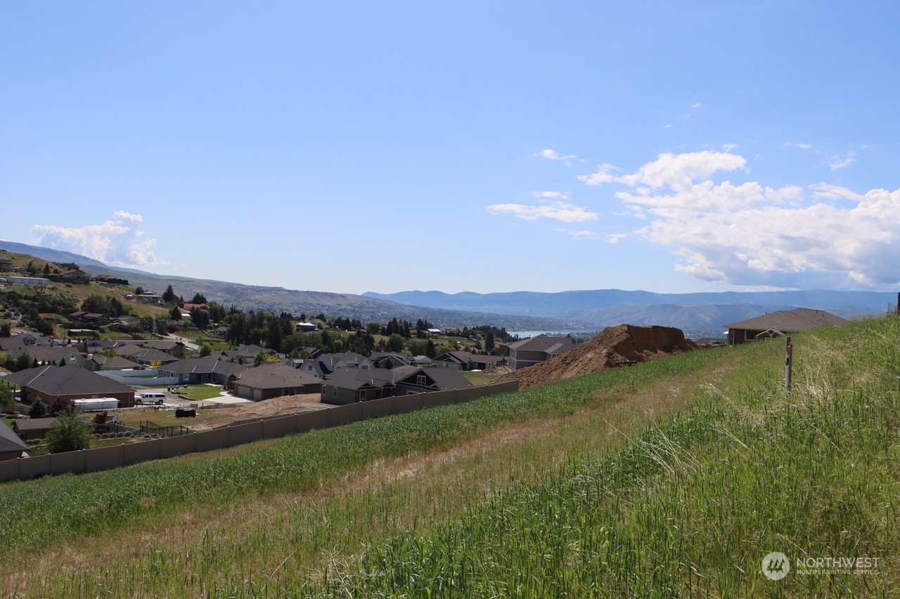 91 Sunny Meadows Loop Wenatchee, WA 98801 - Photo 1 of 17 a view of a city