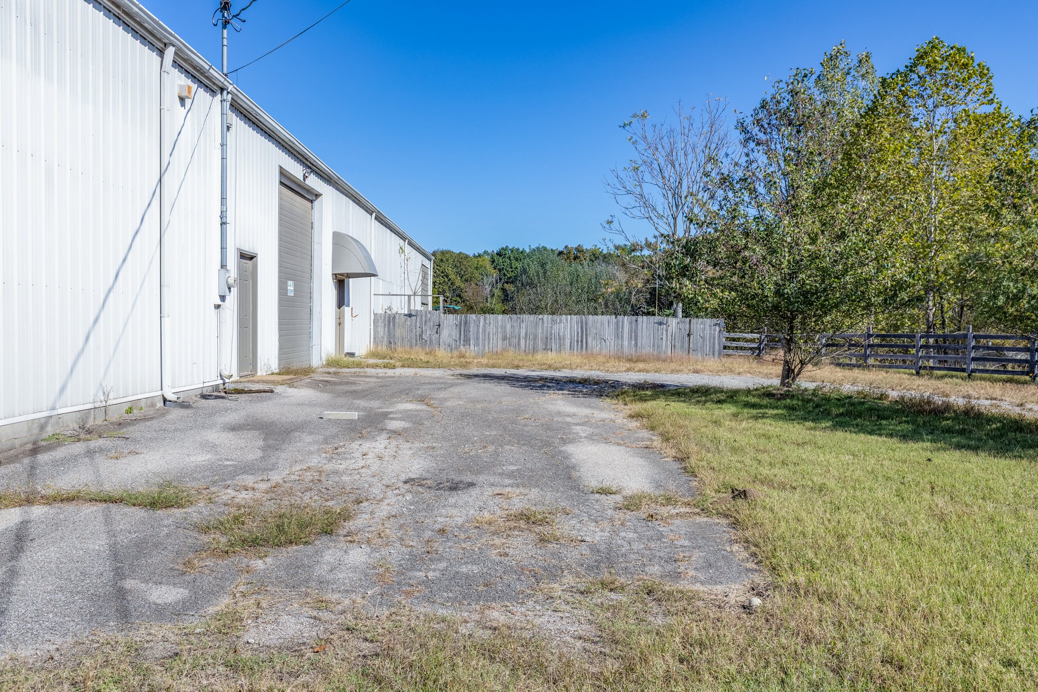 4655 Hardison Mill Road Columbia, TN 38401 - Photo 32 of 47 a backyard of a house with lots of green space