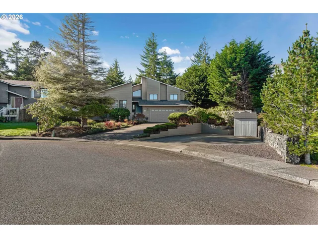 $639,000 | 2058 Cedar Court, North Bend, OR 97459