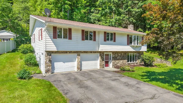 $295,000 | 1137 Greenwood Glen, Endicott, NY 13760