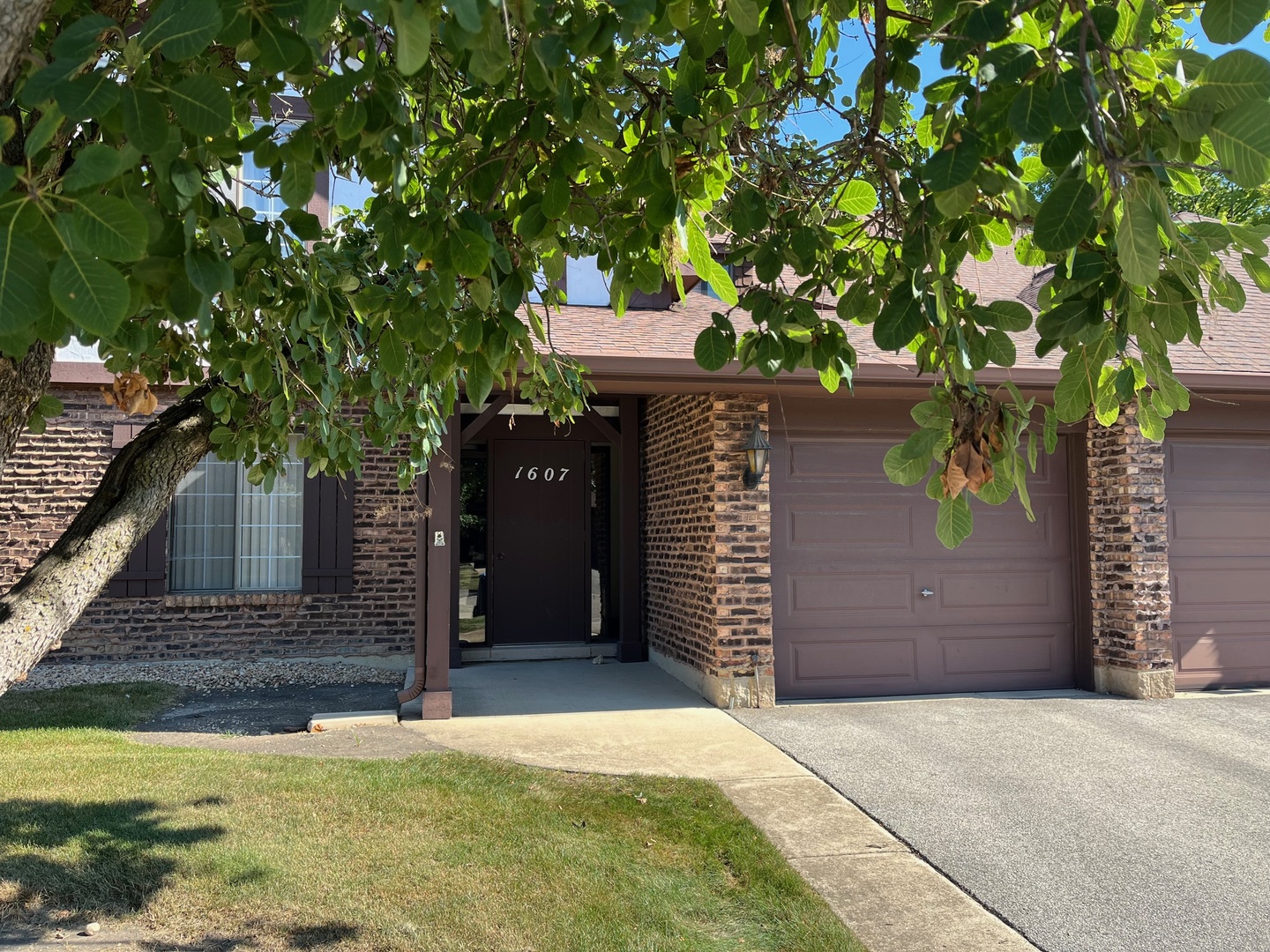 1607 Thames Court, Unit D Wheaton, IL 60189 - Photo 1 of 13
