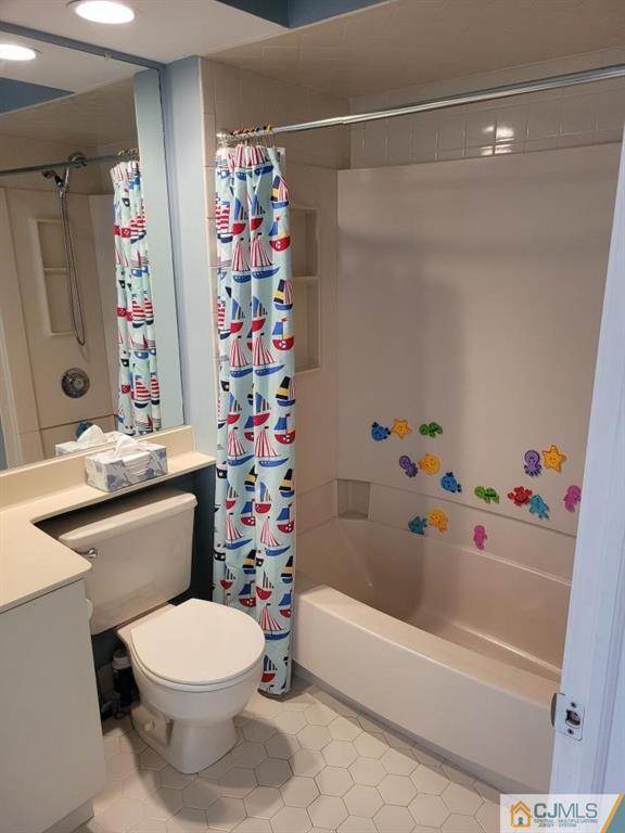 2705 Ridgefield Court, Unit 2705 Helmetta, NJ 08828 - Photo 15 of 33 a bathroom with a toilet a sink and bathtub