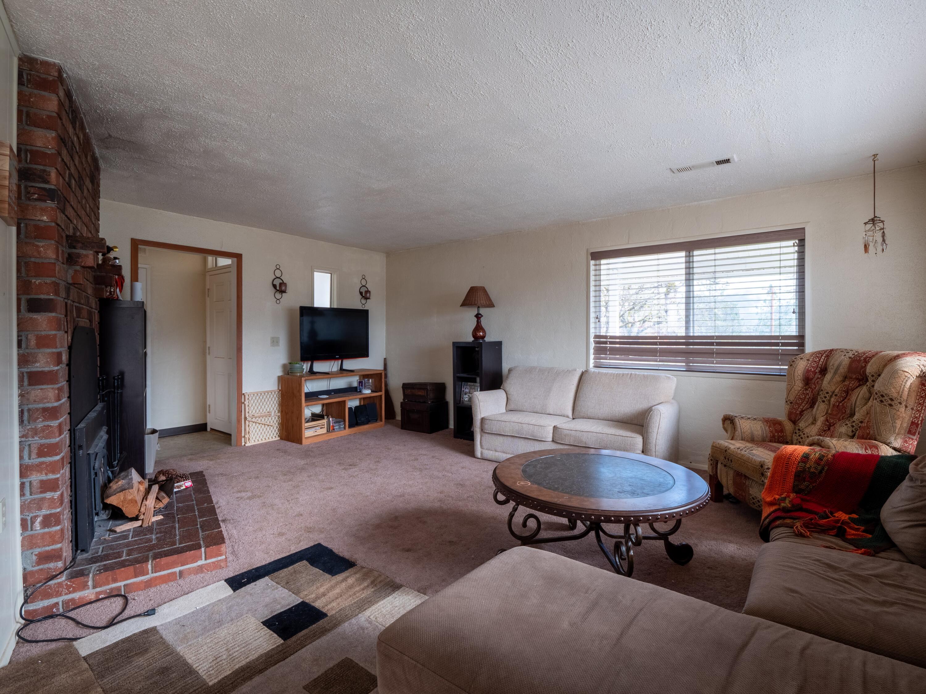 196 Rene Drive Shady Cove, OR 97539 - Photo 4 of 37 Living 4