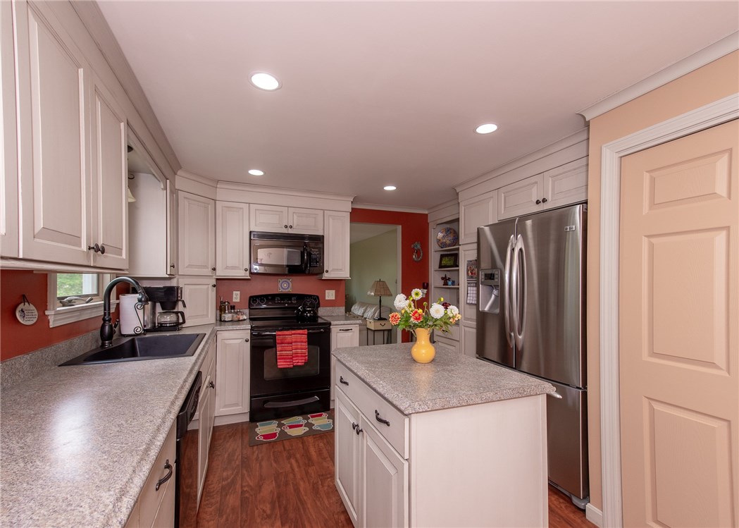 37 Baldwin Road Portsmouth, RI 02871 - Photo 10 of 50