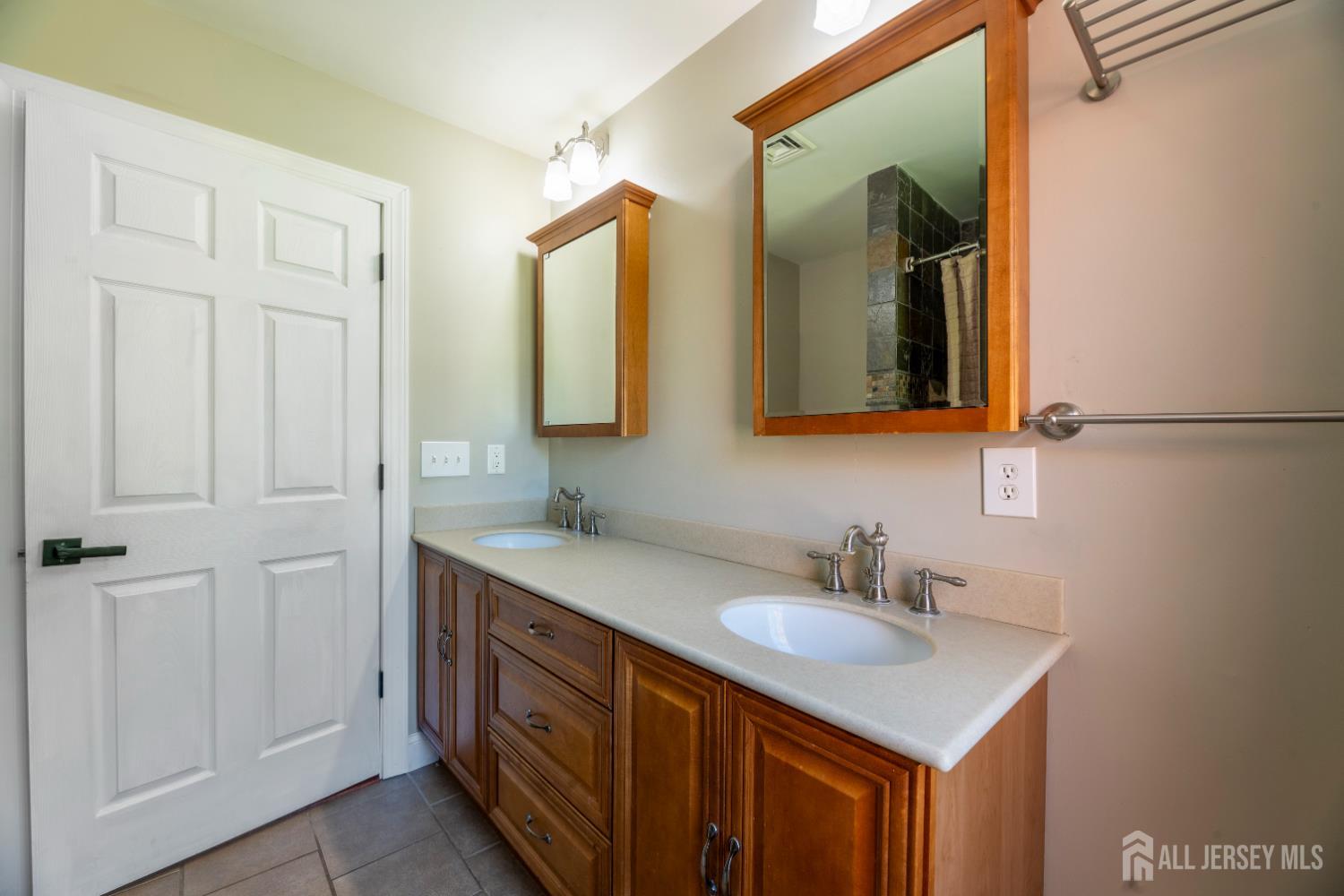 19 Bradford Road Edison, NJ 08820 - Photo 33 of 76 Gallery Image 33