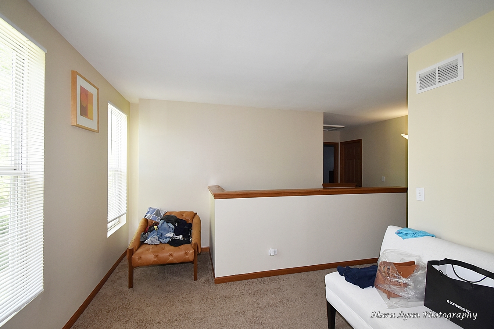 987 Symphony Drive Aurora, IL 60504 - Photo 13 of 27 a living room with furniture and a window