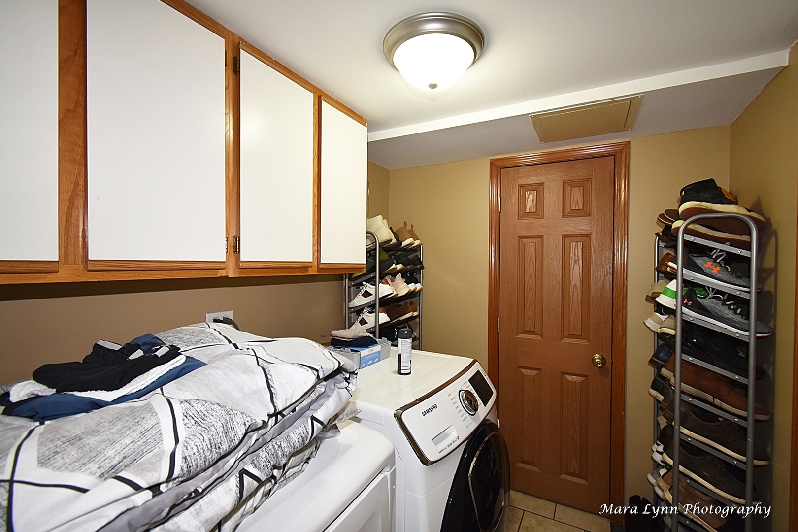 987 Symphony Drive Aurora, IL 60504 - Photo 23 of 27 a bed sitting in a bedroom next to a window