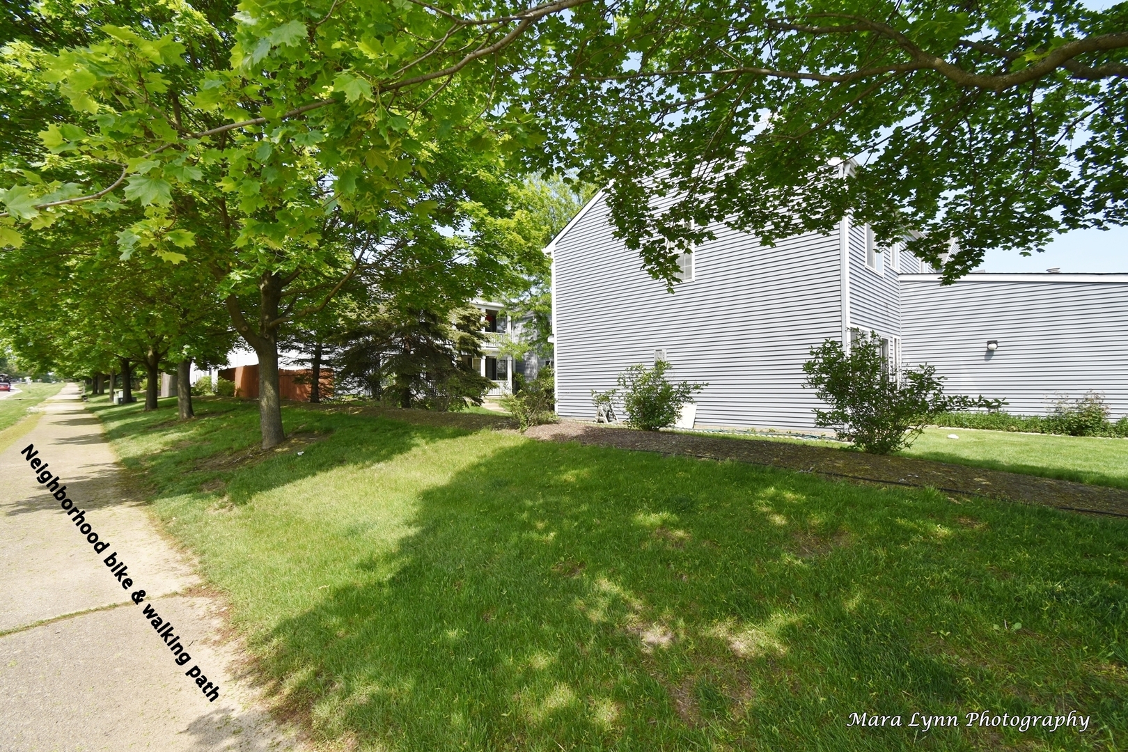987 Symphony Drive Aurora, IL 60504 - Photo 25 of 27 a backyard of a house with lots of green space