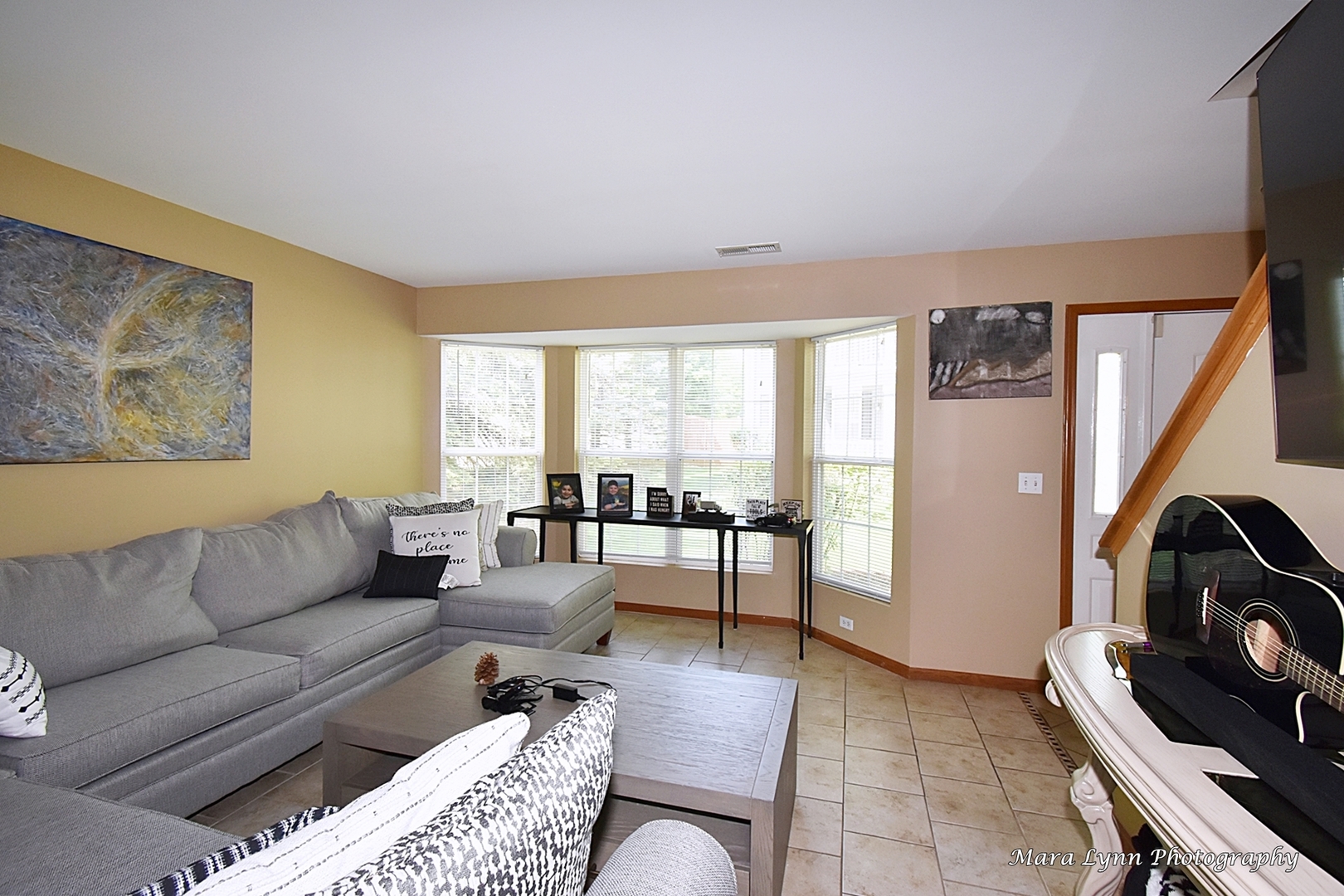 987 Symphony Drive Aurora, IL 60504 - Photo 5 of 27 a living room with furniture and a window
