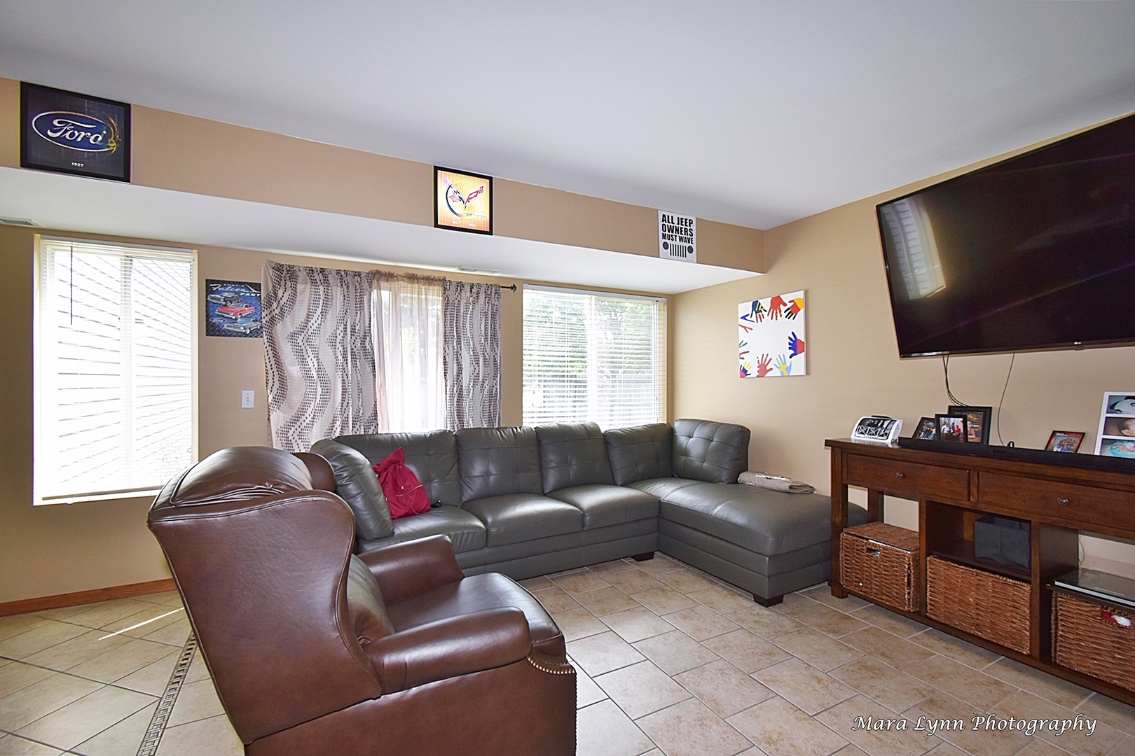 987 Symphony Drive Aurora, IL 60504 - Photo 10 of 27 a living room with furniture and a flat screen tv