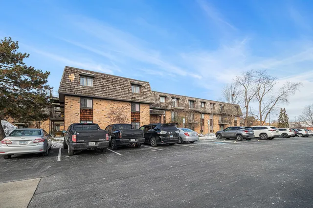 $149,900 | 10 Oak Creek Drive, Unit 1020, Buffalo Grove, IL 60089