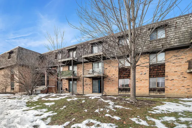 $149,900 | 10 Oak Creek Drive, Unit 1020, Buffalo Grove, IL 60089