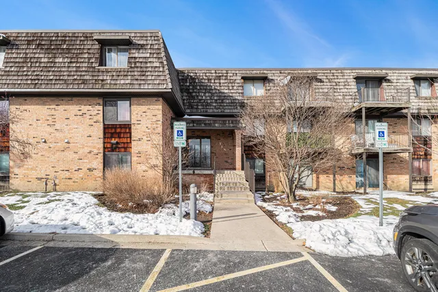 $149,900 | 10 Oak Creek Drive, Unit 1020, Buffalo Grove, IL 60089