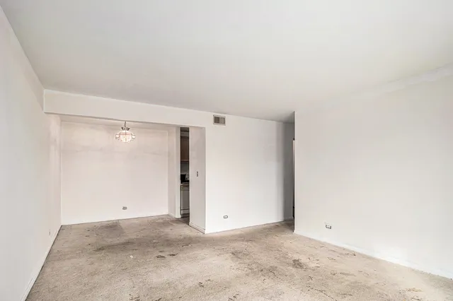 $149,900 | 10 Oak Creek Drive, Unit 1020, Buffalo Grove, IL 60089