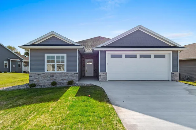 $399,900 | 1925 Creekwood Court, Manitowoc, WI 54220
