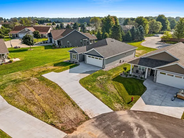 $399,900 | 1925 Creekwood Court, Manitowoc, WI 54220