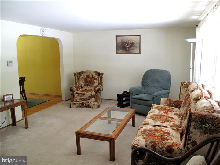 637 Beverly Road Holland, PA 18966 - Photo 4 of 20 Living Room