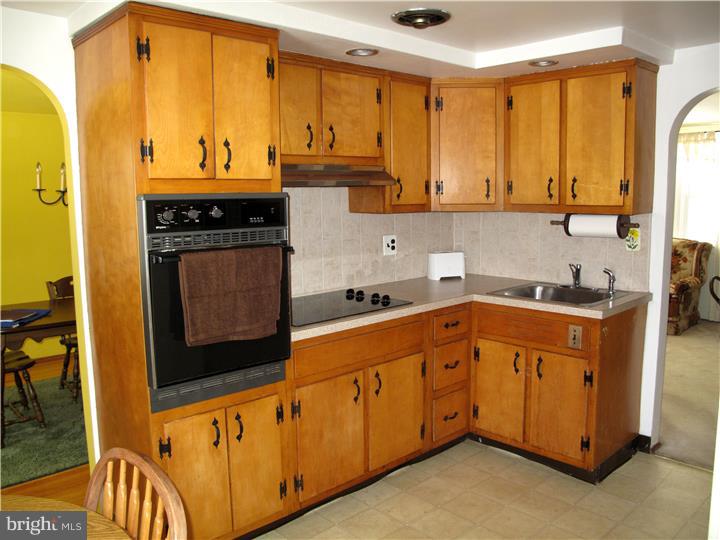637 Beverly Road Holland, PA 18966 - Photo 7 of 20 Kitchen