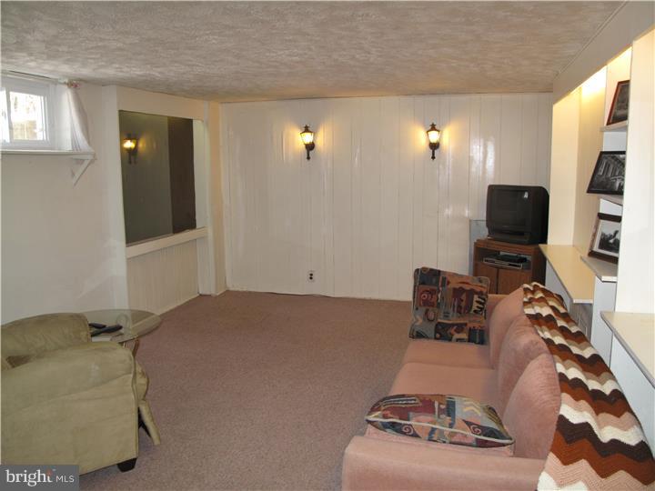 637 Beverly Road Holland, PA 18966 - Photo 10 of 20 Family Room