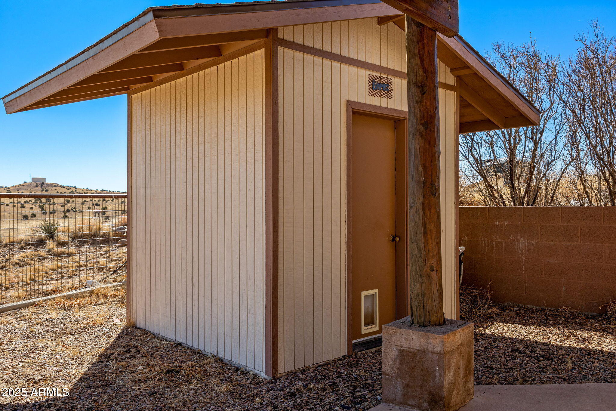 800 Arena Estates Taylor, AZ 85939 - Photo 10 of 50 a backyard of a house