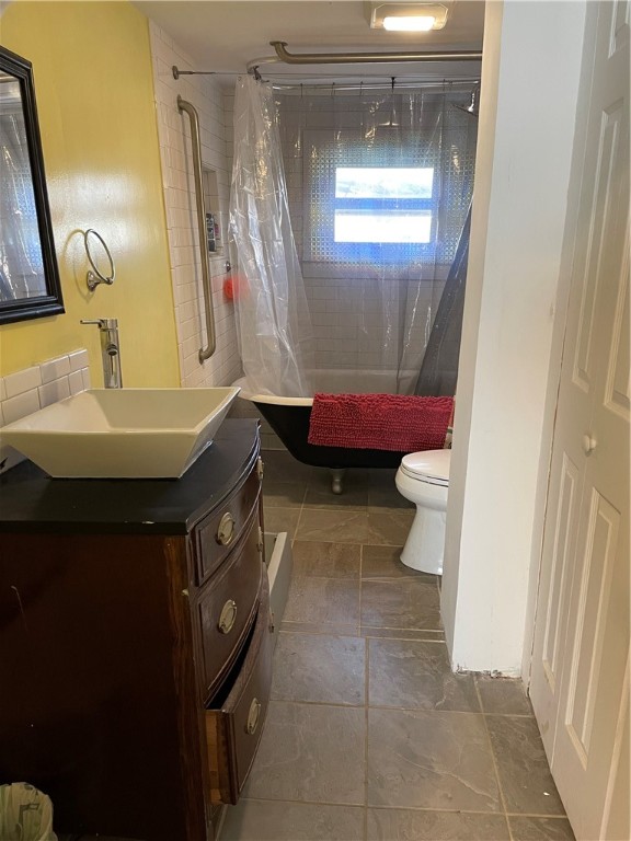 407 Evans Street Anderson, SC 29621 - Photo 4 of 10 Bathroom