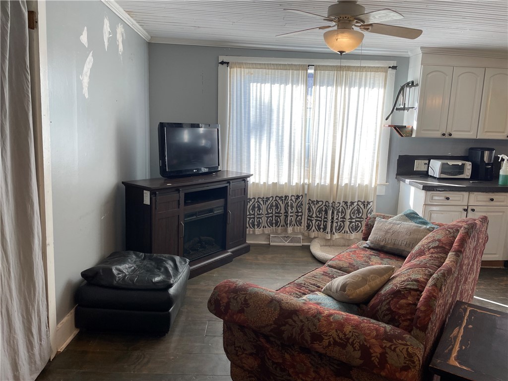 407 Evans Street Anderson, SC 29621 - Photo 7 of 10 Living Room
