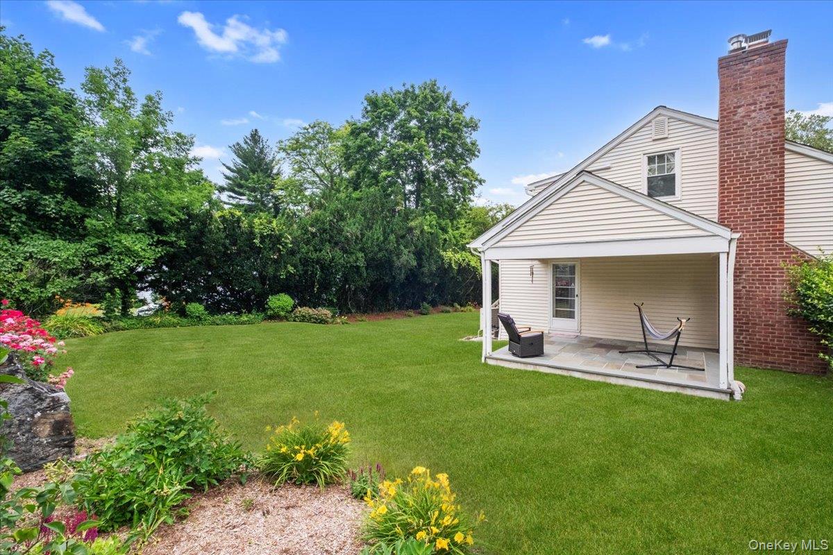 30 Stonehouse Road Scarsdale, NY 10583 - Photo 23 of 24 Expansive green lawn with mature perimeter trees, view from side of house.