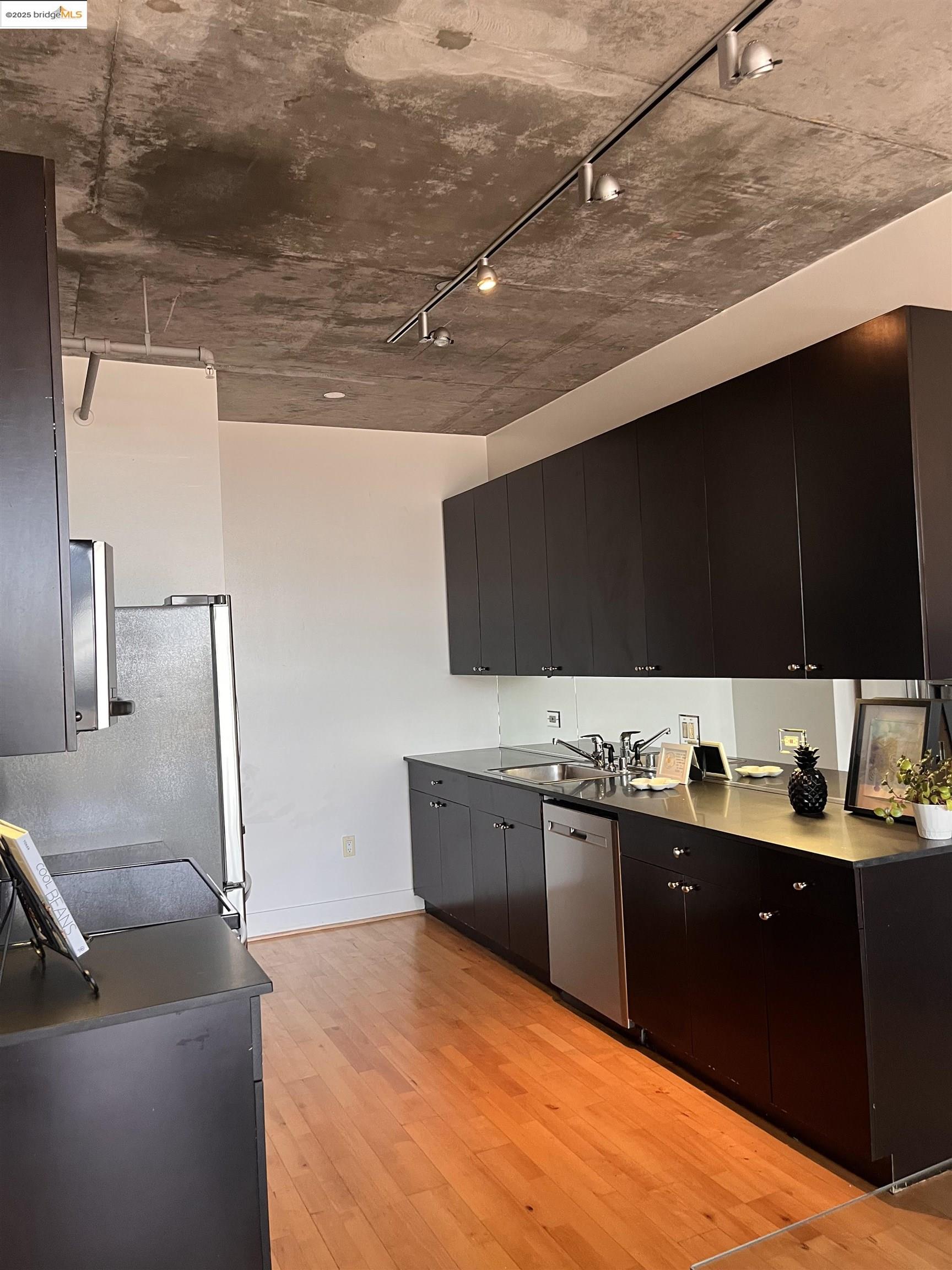 311 Oak Street, Unit 724 Oakland, CA 94607 - Photo 9 of 16 a kitchen with a sink and an oven