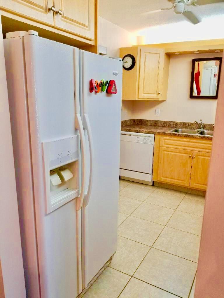504 Davis Road, Unit 94 Palm Springs, FL 33461 - Photo 7 of 25 kitchen