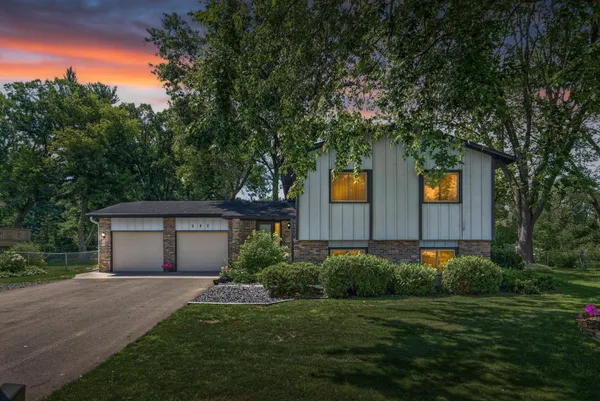 $378,000 | 882 90th Avenue Northwest, Coon Rapids, MN 55433