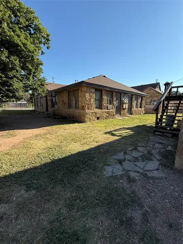a view of a house with a yard