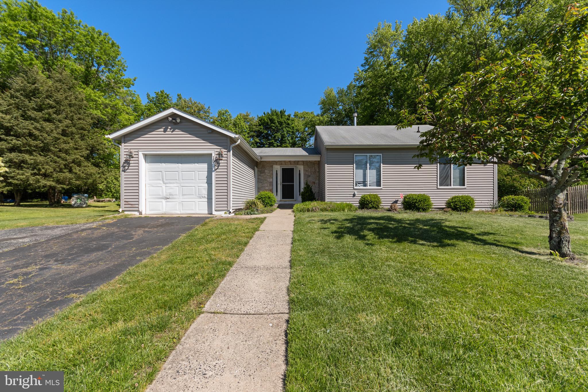 15 Hawthorne Road Sicklerville, NJ 08081 - Photo 1 of 22 Gallery Image 1