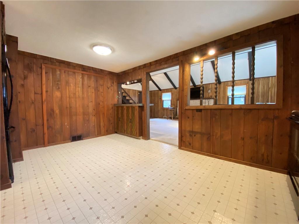 692 Mitchell Hill Road Greenville, PA 16125 - Photo 20 of 49 a very nice looking room with a large window